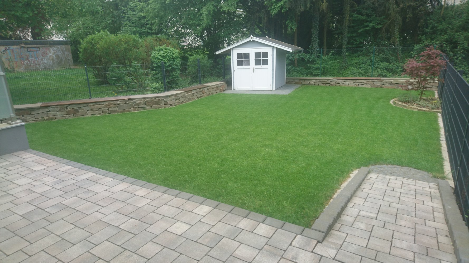 Landschaftsbau, Stein- und Pflasterarbeiten einer Terasse, Gartenpflege & Bepflanzung